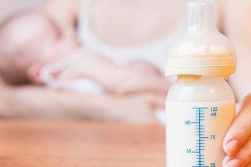 Vắt và bảo quản sữa mẹ đúng cách
