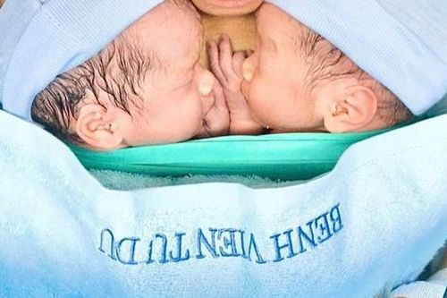 Vợ chồng U50 hiếm muộn hạnh phúc đón cặp song sinh đầu lòng