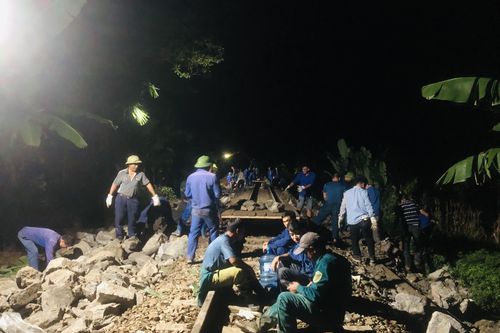 Đường sắt Hà Nội- Lào Cai thông đường sau gần 2 ngày tê liệt
