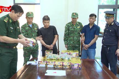 Chế chỗ giấu pháo hoa và ma túy trên xe ô tô để vận chuyển từ Lào về Việt Nam
