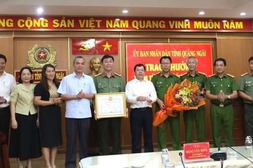 Quảng Ngãi: Thưởng nóng lực lượng Công an bắt 2 đối tượng bắn công dân trọng thương