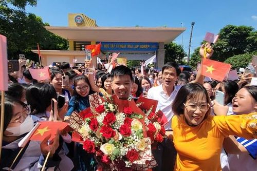 'Biển' người vây kín quán quân Olympia Lê Xuân Mạnh khi trở về