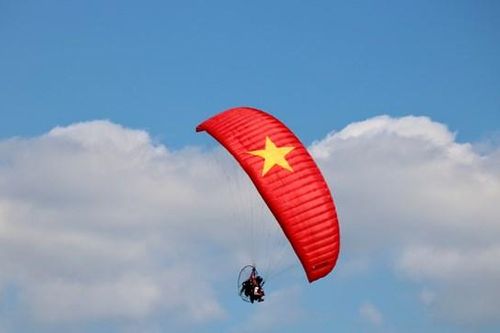 Mãn nhãn với màn xác lập kỷ lục dù lượn trên bầu trời Hạ Long
