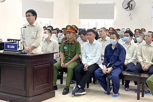 Xét xử 17 bị cáo hỗ trợ trái phép cho hàng ngàn người nước ngoài ở lại Bình Dương