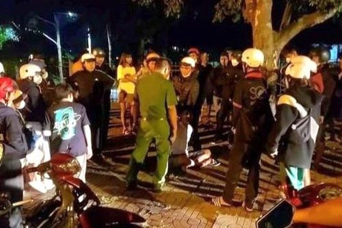 Tai nạn giao thông 9/10/2023: Tài xế taxi chạy chậm, khách giật vô-lăng gây tai nạn
