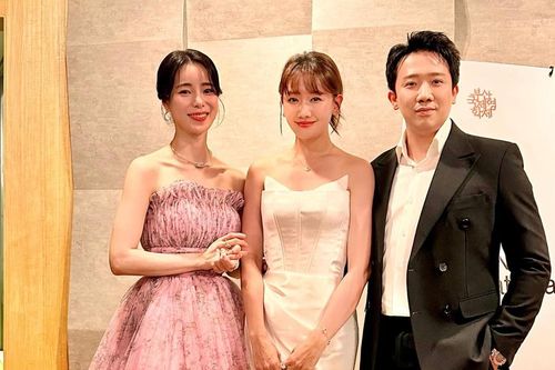 Trấn Thành - Hari Won check-in bên 'kẻ thù' của Song Hye Kyo, biểu cảm gây chú ý khi nhận giải tại LHP Busan
