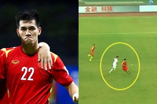 Tiến Linh lập cú đúp giúp Việt Nam thắng 2-0 trên SVĐ của Trung Quốc, khiến báo chí nước bạn khen ngợi là 'ghi bàn như trong SGK'