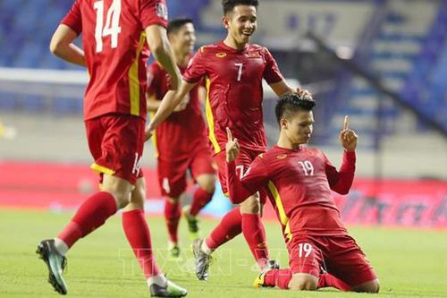 Quang Hải kiến tạo tinh tế ở trận gặp ĐT Trung Quốc, được truyền thông nước này khen ngợi và 'mời' sang Super League