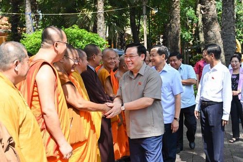 Quan tâm, chăm lo đời sống đồng bào dân tộc thiểu số, tôn giáo