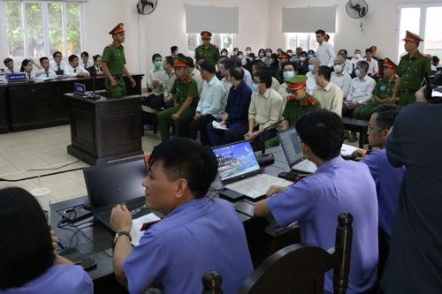 Xét xử vụ án làm giả giấy tờ, đưa và nhận hối lộ, tổ chức cho người khác ở lại Việt Nam trái phép