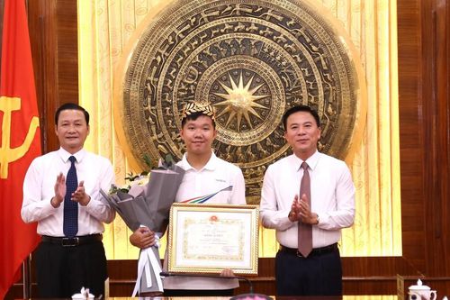 Thanh Hóa khen thưởng em Lê Xuân Mạnh, quán quân Đường lên đỉnh Olympia 2023