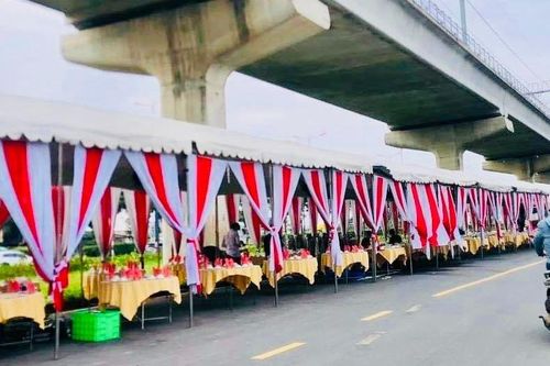 Rạp cưới dựng trên đường Song hành Xa lộ Hà Nội