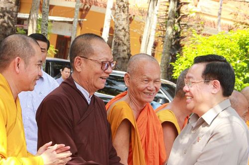 Chủ tịch Quốc hội Vương Đình Huệ chúc mừng lễ Sene Đôlta tại Sóc Trăng