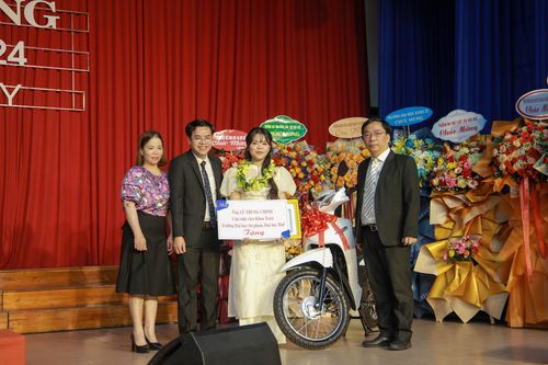 Tặng xe máy cho thủ khoa Trường ĐH Sư phạm, ĐH Huế tại lễ khai giảng năm học mới
