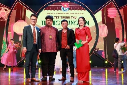 Tổng đạo diễn 17 tuổi của lễ hội Trung thu 'khủng' ở Việt Nam