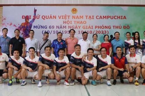 Hội thao kỷ niệm ngày Giải phóng Thủ đô tại Đại sứ quán Việt Nam ở Campuchia