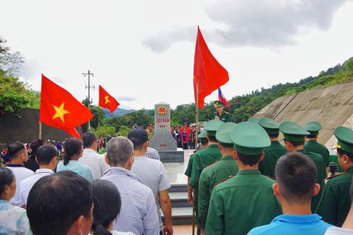 Tuyên truyền pháp luật, tặng quà lực lượng vũ trang và nhân dân hai bên biên giới Việt Nam - Lào