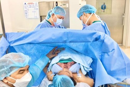 Vợ chồng U50 hạnh phúc chào đón cặp song sinh đầu lòng