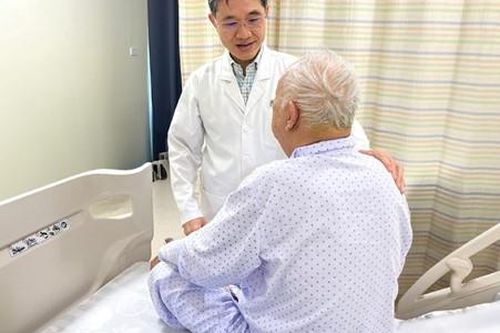 Nhiều người cao tuổi suy giảm miễn dịch do lạm dụng corticoid