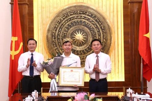 Tuyên dương và trao thưởng cho quán quân Đường lên đỉnh Olympia năm 2023 Lê Xuân Mạnh