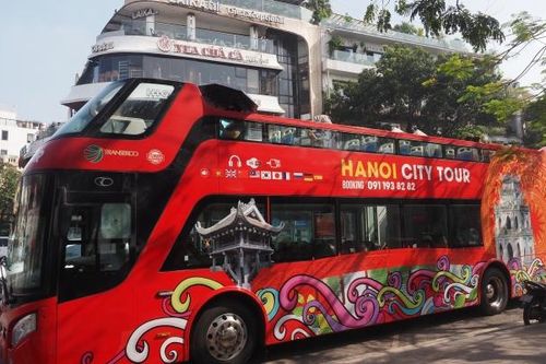 Trải nghiệm đi xe buýt 2 tầng ngắm mùa thu Hà Nội