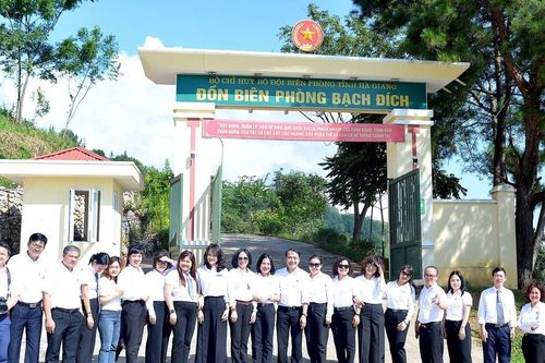 Hội phụ nữ Đoàn Luật sư Thành phố Hà Nội tổ chức Chương trình Trợ giúp pháp lý và từ thiện tại tỉnh Hà Giang