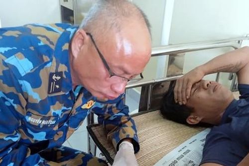 Nhà giàn DK1 cấp cứu ngư dân Quảng Ngãi bị cá chình biển cắn