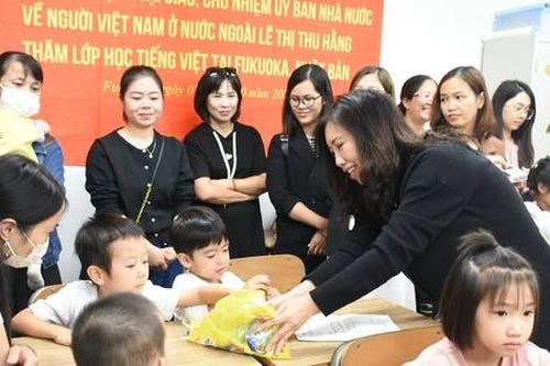 Thứ trưởng Lê Thị Thu Hằng thăm và tặng quà cộng đồng người Việt Nam tại Nhật Bản