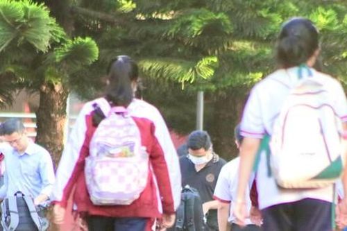 Dư luận chưa hết xôn xao việc trường học kiểm tra balo, soát người học sinh mỗi ngày