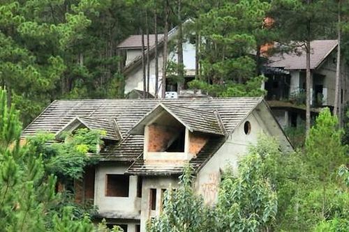 Hàng chục biệt thự bỏ hoang, nhiều công trình trái phép tại hồ Tuyền Lâm