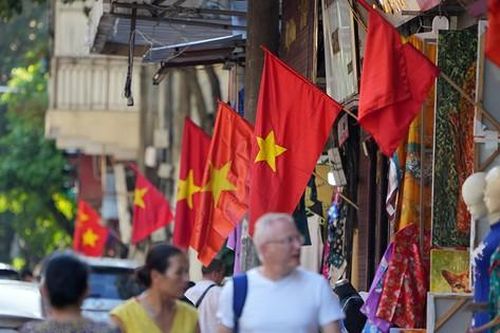 Đường phố Hà Nội rực rỡ cờ hoa chào mừng Ngày Giải phóng Thủ đô