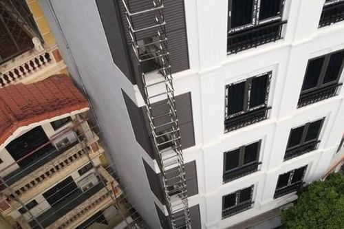 Người Hà Nội chi trăm triệu làm thang thoát hiểm ngoài trời