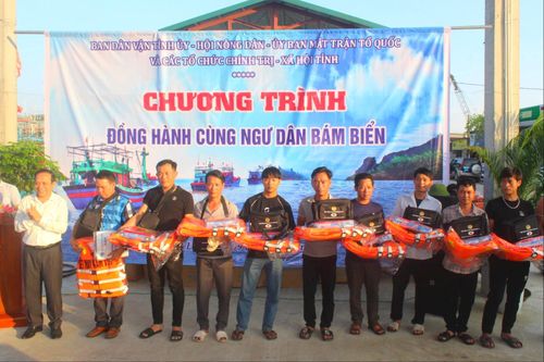 Tặng quà cho bà con ngư dân bám biển