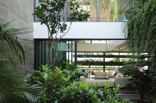 Nhà phố thiết kế chống ồn, bụi và nắng hướng Tây