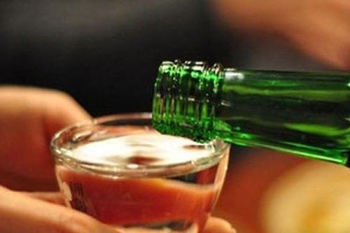 Cô gái trẻ say khướt, vỡ dạ dày sau khi đâm vào thành cầu ở TP.HCM