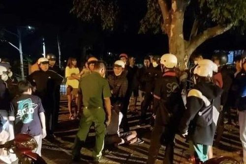 Khách giật vô lăng đòi lái taxi, gây ra vụ tai nạn ở Đắk Lắk