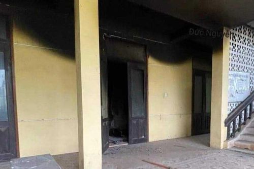 Phát hiện thi thể cháy sém trong trụ sở bỏ hoang