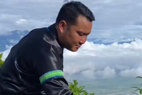 Anh cán bộ người Mông xuống phố học làm Tiktok