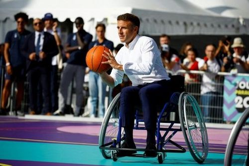 Tổng thống Pháp Macron chơi bóng rổ trên xe lăn ủng hộ Paralympic