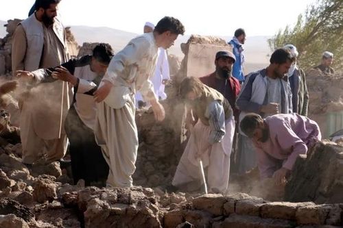 Thiếu nguồn lực khiến người Afghanistan phải dùng xẻng và tay để cứu nạn nhân động đất