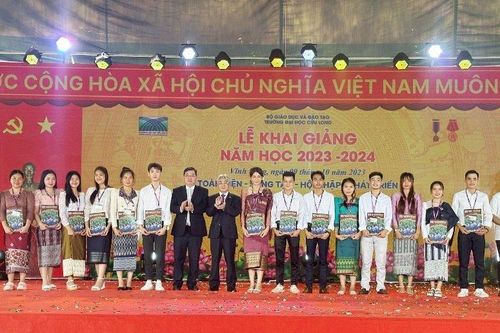 Trường ĐH Cửu Long trao học bổng 4,4 tỉ đồng giúp lưu sinh nước ngoài