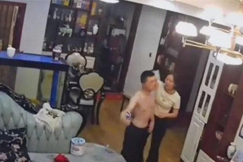 Làm trái ý vợ một chút là bị đánh, anh chồng vẫn không chịu ly hôn vì lý do này