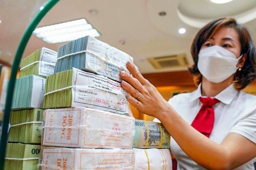 Thừa tiền, hút tiền và nền kinh tế đang chệch hướng?