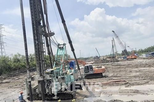Công trường cao tốc Bến Lức - Long Thành sôi động trở lại