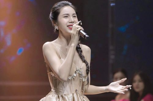 Bị đào clip nhạy cảm trên sân khấu, Thủy Tiên phản ứng ra sao?