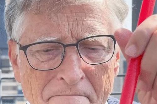 Video Bill Gates uống trà sữa với con gái út 'gây bão' mạng xã hội