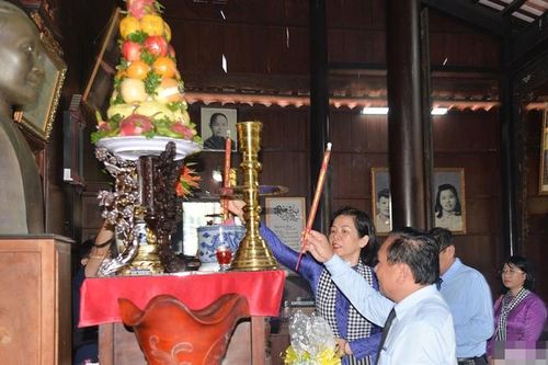 Dâng hương tưởng niệm Cố Chủ tịch Hội LHPN Việt Nam Nguyễn Thị Thập