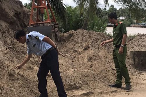 Bến Tre tăng cường kiểm tra, xử lý cơ sở kinh doanh cát trái phép