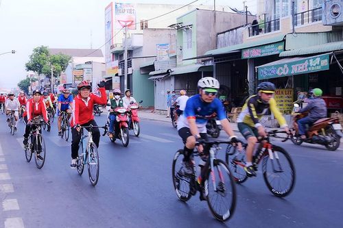 Thị trấn Cái Dầu phát triển phong trào đạp xe rèn luyện sức khỏe