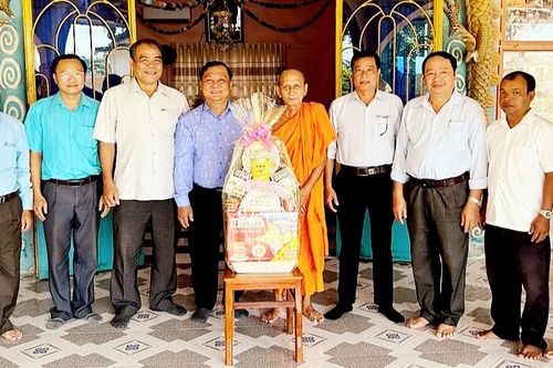 Phó Bí thư Thường trực Huyện ủy Châu Thành Từ Thanh Khiết chúc mừng lễ Sene Dolta chùa Sê-Rây-Meang-Kol-Sa-Kô